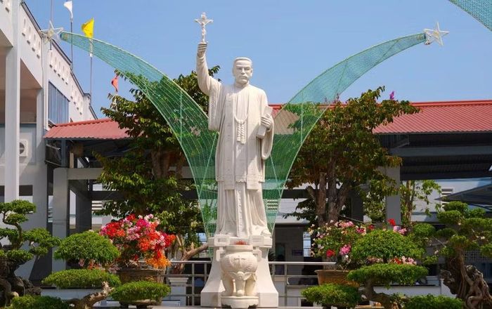 Tượng Linh mục Phanxicô Xaviê Trương Bửu Diệp trong khuôn viên Nhà thờ Tắc Sậy.