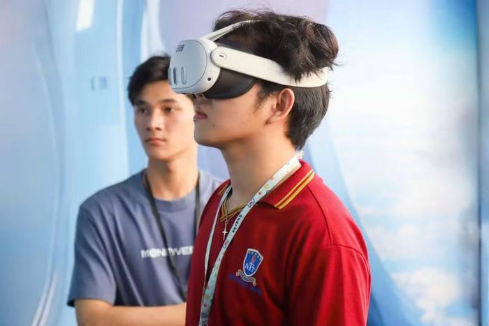 Sinh viên Trường Đại học Nguyễn Tất Thành trải nghiệm công nghệ thực tế ảo. Ảnh: NTTU.