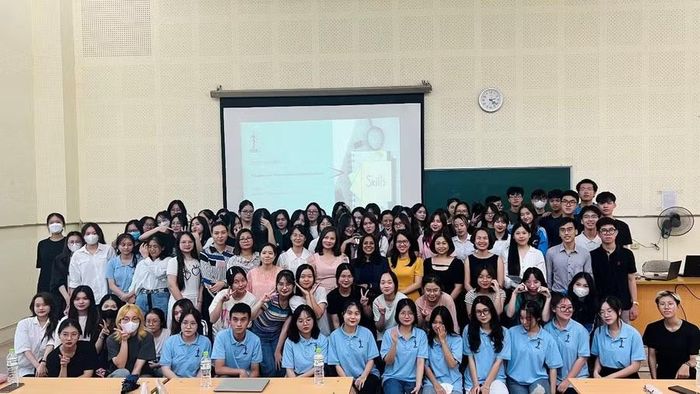 Sinh viên được tham gia trải nghiệm nghề nghiệp từ sớm và trang bị các kiến thức theo chuẩn quốc tế từ các chuyên gia của ICAEW