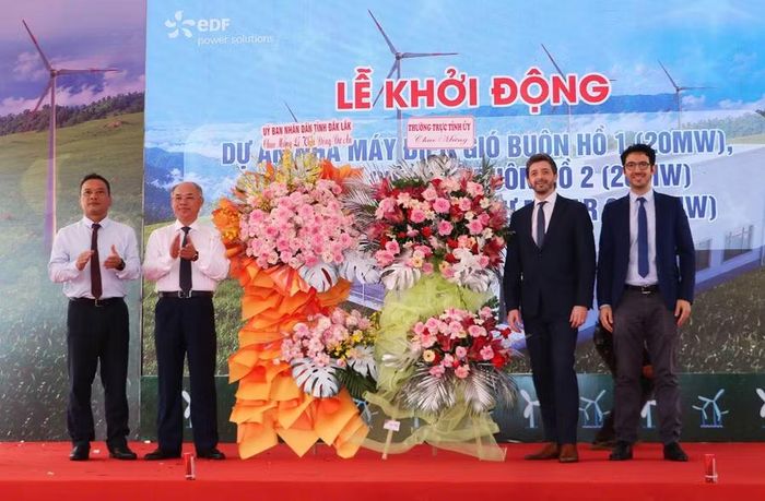 Lãnh đạo tỉnh Đắk Lắk tặng hoa chúc mừng chủ đầu tư các dự án điện gió.