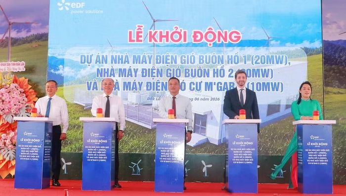 Các đại biểu bấm nút động thổ các dự án điện gió.