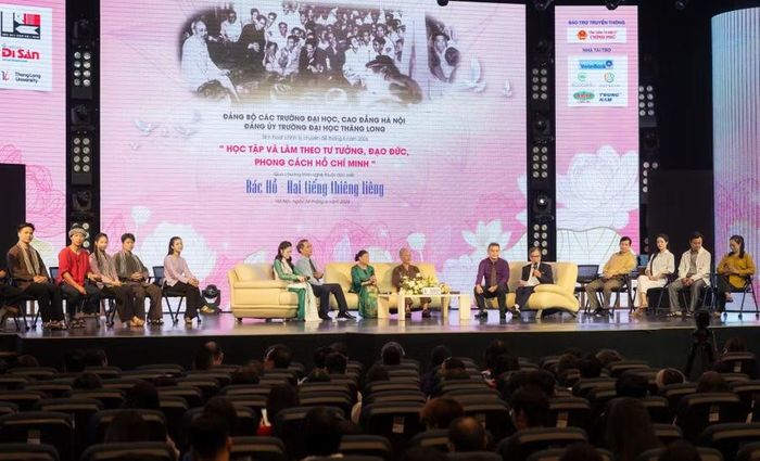 Các nghệ sĩ Nhà hát Kịch Việt Nam giao lưu với cán bộ, giảng viên, sinh viên Trường ĐH Thăng Long.
