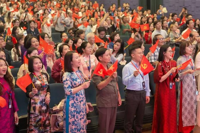Buổi công diễn Chương trình nghệ thuật đặc biệt “Bác Hồ - Hai tiếng thiêng liêng” tại Trường ĐH Thăng Long đã thành công tốt đẹp