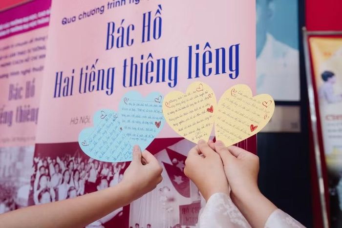 Các bạn trẻ thể hiện tình cảm với Chương trình nghệ thuật đặc biệt này.