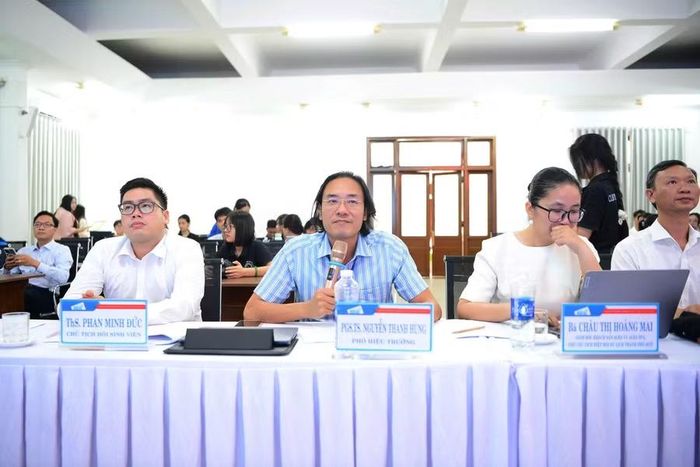 PGS.TS Nguyễn Thanh Hùng - Phó Hiệu trưởng nhà trường (giữa) nhắn nhủ các thí sinh dự thi.