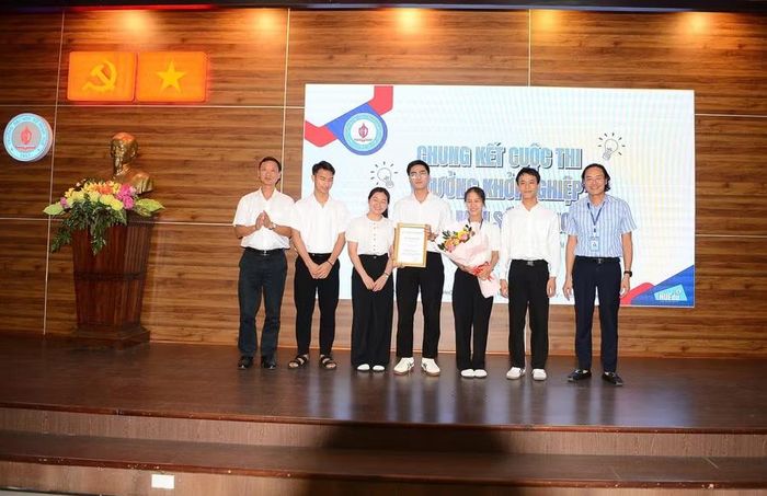 Trao giải Nhất cho nhóm "Đồng hành cùng em" với ý tưởng Board Game "Hành trình vùng an toàn".