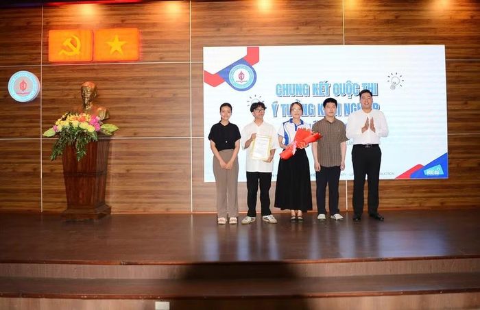 Giải Ba với đề tài Nền tảng kết nối "EduCareLink".
