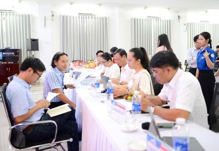 Ban Giám khảo hội ý.