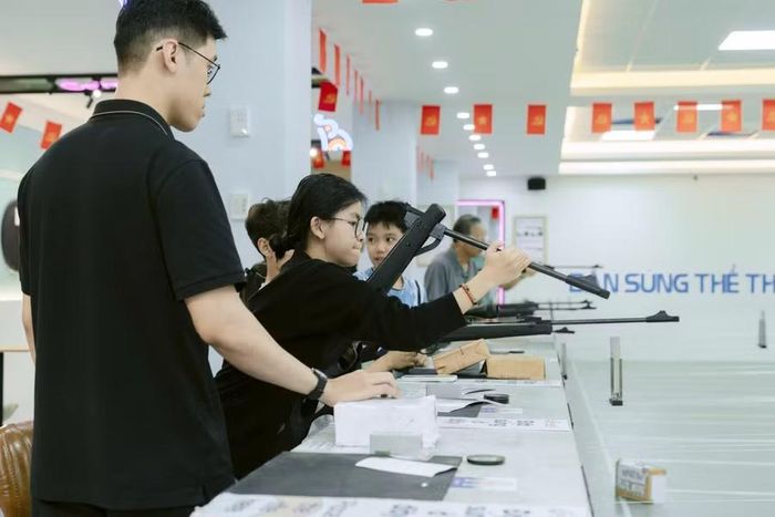 Nhân viên hướng dẫn quy trình an toàn, giám sát chặt chẽ và hỗ trợ khách hàng trong suốt quá trình bắn.