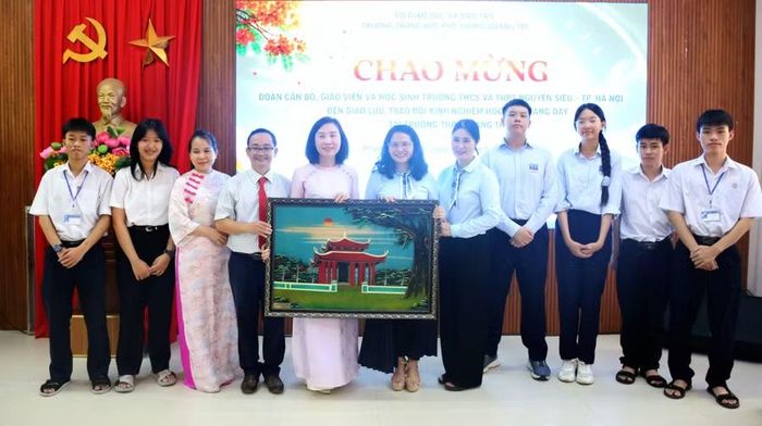 Hai trường tặng quà lưu niệm tại buổi gặp và làm việc.