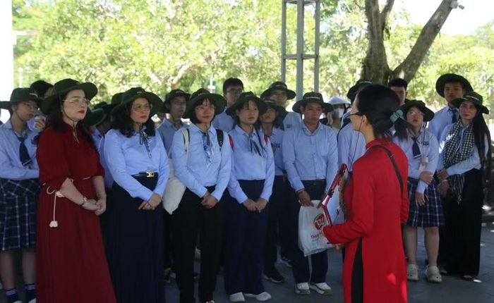 Học sinh và giáo viên tham quan Thành cổ Quảng Trị.