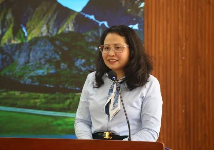 Bà Nguyễn Thị Minh Thúy, Hiệu trưởng Trường THCS&amp;THPT Nguyễn Siêu chia sẻ tại buổi giao lưu.