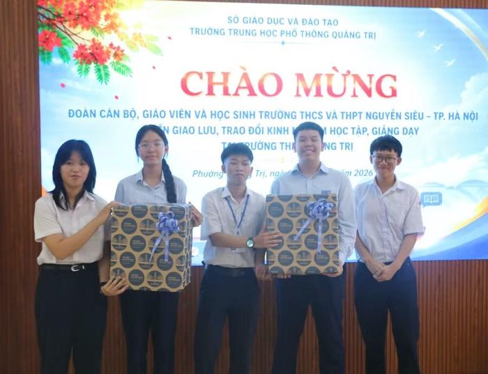 Học sinh 2 trường tặng quà tại buổi giao lưu.