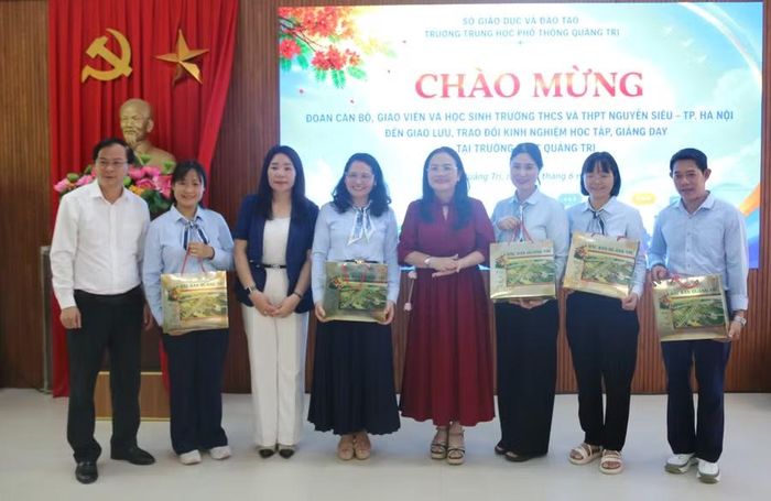 Lãnh đạo Sở GD&amp;ĐT tặng quà cho lãnh đạo Trường THCS&amp;THPT Nguyễn Siêu.