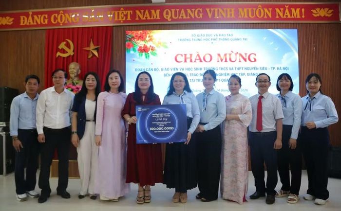 Trường THCS&amp;THPT Nguyễn Siêu trao tặng ngành Giáo dục Quảng Trị 100 triệu đồng nhằm hỗ trợ các hoạt động giáo dục.