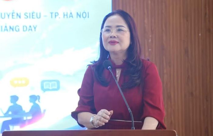 Bà Lê Thị Hương, Giám đốc Sở GD&amp;ĐT Quảng Trị chúc mừng thành tựu giáo dục giữa 2 trường.