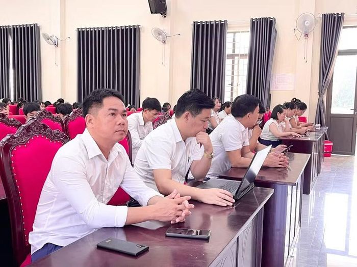 Cán bộ, giáo viên Trường Trung cấp Dân tộc nội trú tỉnh Nghệ An. Ảnh: NTCC
