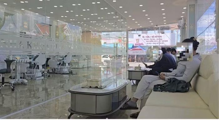 Khách hàng đến Cơ sở Nha khoa Quốc tế Tuệ Minh, chiều 24/6.
