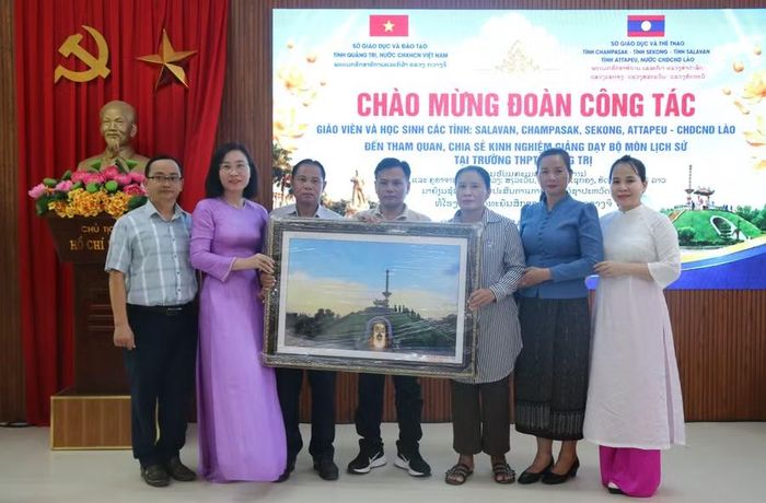 Lãnh đạo Trường THPT Quảng Trị tặng quà lưu niệm cho đoàn giáo dục các tỉnh.