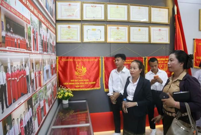 Giáo viên, học sinh tham quan phòng truyền thống tại Trường THPT Quảng Trị.