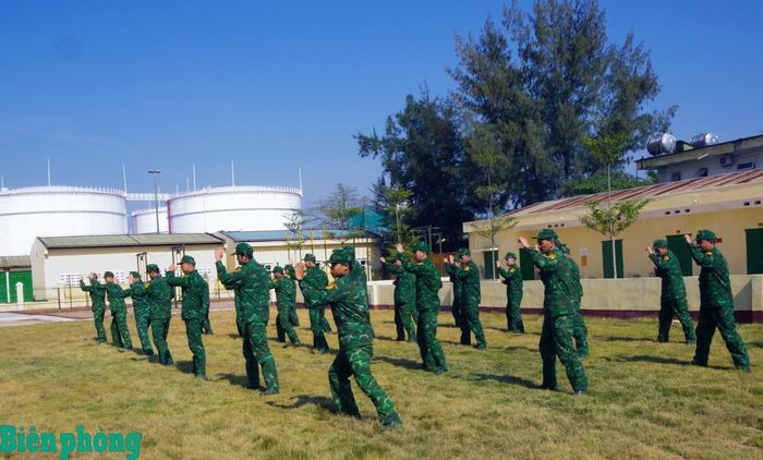 Cán bộ, chiến sĩ Hải đoàn Biên phòng 38 đồng diễn các động tác võ thể dục. Ảnh: Hà Vinh