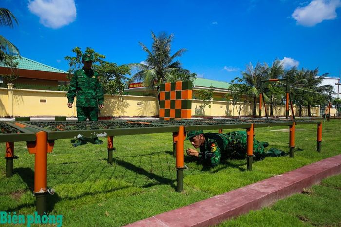 Cán bộ, chiến sĩ Hải đoàn Biên phòng 38 rèn luyện thể lực, nâng cao sức bền, sự dẻo dai, đáp ứng yêu cầu huấn luyện và thực hiện nhiệm vụ dài ngày trên biển. Ảnh: Hà Vinh