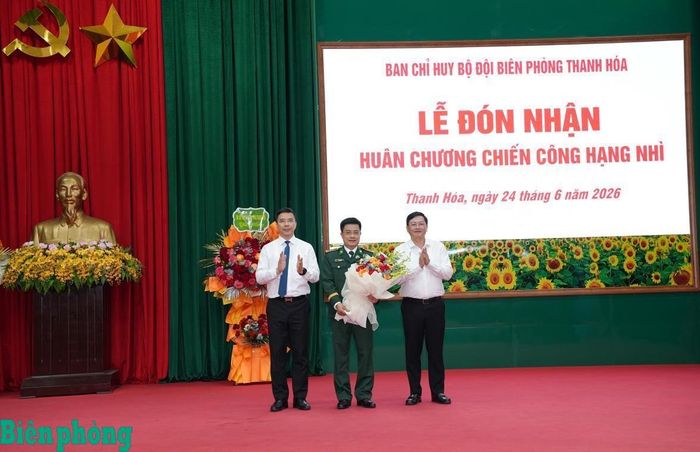 Các đồng chí: Nguyễn Hồng Phong, Phó Bí thư Thường trực Tỉnh ủy, Chủ tịch Hội đồng nhân dân tỉnh; Mai Xuân Liêm, Phó Chủ tịch Thường trực Ủy ban nhân dân tỉnh Thanh Hóa tặng hoa chúc mừng Đại tá Đỗ Ngọc Vĩnh. Ảnh: Hải Chuyền