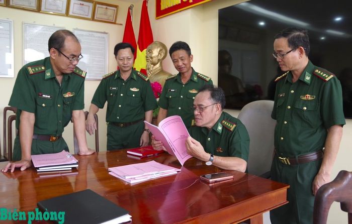 Đại tá Nguyễn Quốc Cường, Phó Chủ nhiệm Chính trị Bộ đội Biên phòng kiểm tra hồ sơ, tài liệu chuyên ngành công tác Đảng, công tác chính trị. Ảnh: Lê Khoa