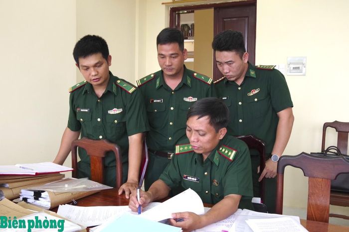 Thành viên Đoàn công tác kiểm tra hồ sơ chuyên ngành tuyên huấn. Ảnh: Lê Khoa