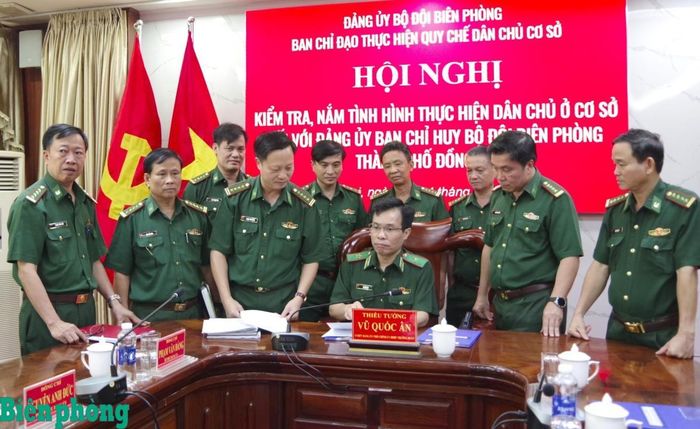 Thiếu tướng Vũ Quốc Ân trao đổi một số nội dung thực hiện dân chủ cơ sở với các đồng chí trong Đảng ủy, Ban Chỉ huy Bộ đội Biên phòng thành phố Đồng Nai. Ảnh: Lê Khoa
