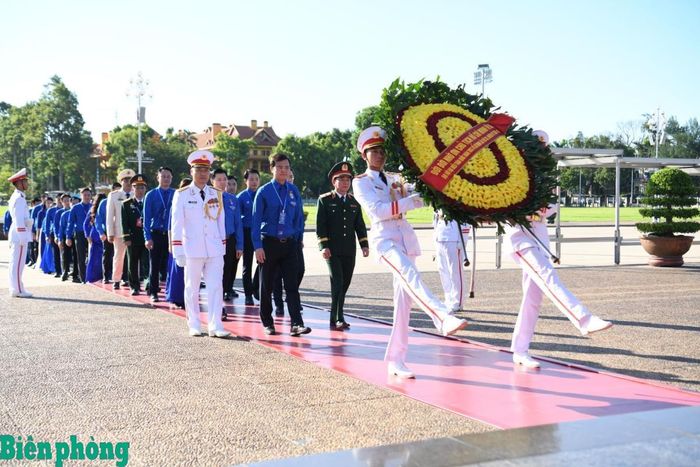Đoàn đại biểu dâng hoa và vào Lăng viếng Chủ tịch Hồ Chí Minh. Ảnh: Chiến Khu