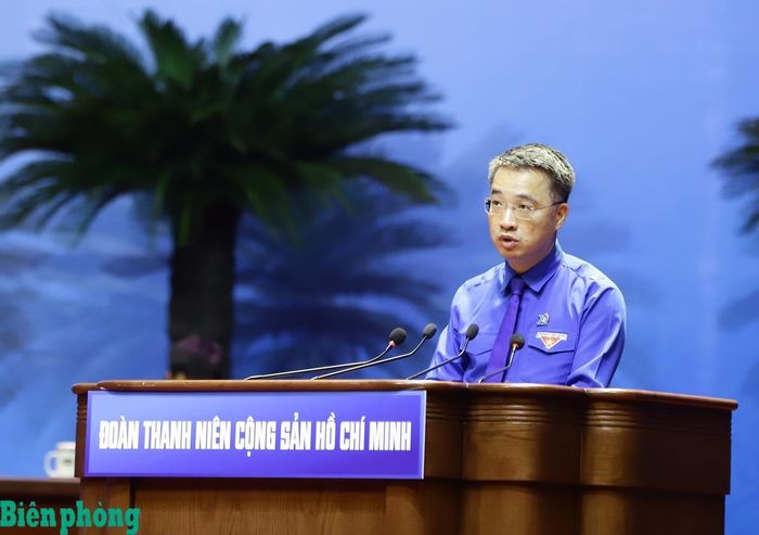 Đồng chí Nguyễn Tường Lâm, Bí thư Ban Chấp hành Trung ương Đoàn khóa XII, Chủ tịch Trung ương Hội Liên hiệp Thanh niên Việt Nam trình bày báo cáo tóm tắt Báo cáo kiểm điểm Ban Chấp hành Trung ương Đoàn khóa XII. Ảnh: Chiến Khu
