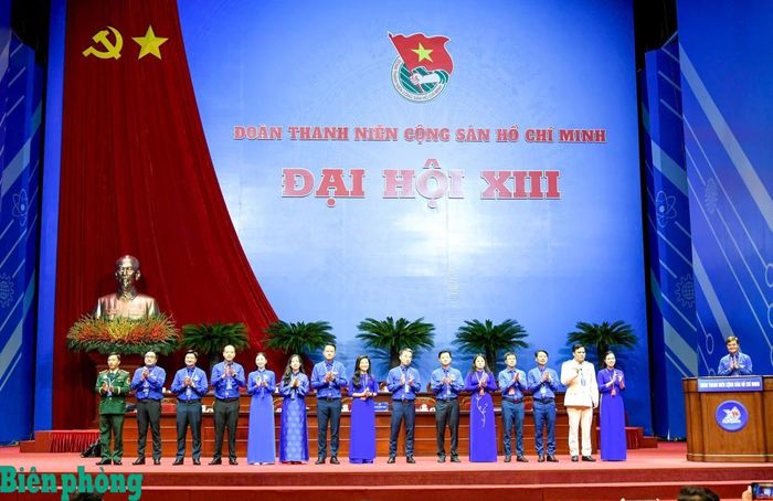 Đoàn Chủ tịch ra mắt Đại hội. Ảnh: Chiến Khu