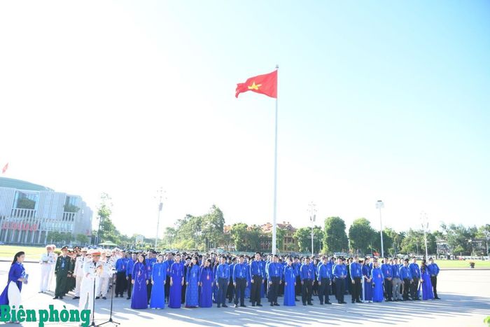 Đoàn đại biểu báo công dâng Bác. Ảnh: Chiến Khu