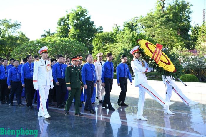 Đoàn đại biểu đặt vòng hoa và dâng hương tại Đài tưởng niệm các anh hùng, liệt sĩ tại Tượng đài Bắc Sơn. Ảnh: Ngọc Lâm