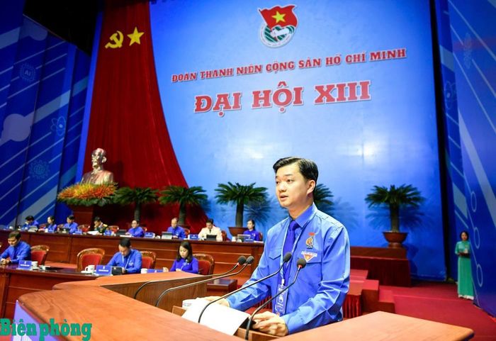 Đồng chí Nguyễn Minh Triết, Ủy viên dự khuyết Ban Chấp hành Trung ương Đảng, Bí thư Thường trực Ban Chấp hành Trung ương Đoàn khóa XII, Chủ tịch Trung ương Hội Sinh viên Việt Nam thay mặt Đoàn chủ tịch trình bày tờ trình Dự thảo báo cáo tại Đại hội. Ảnh: Ngọc Lâm