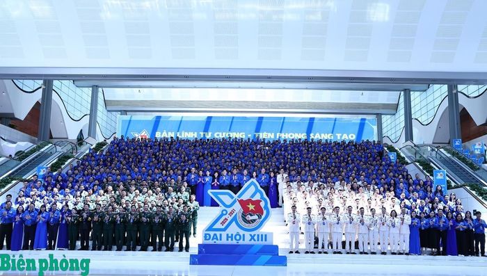 Các đại biểu chụp ảnh lưu niệm. Ảnh: Chiến Khu