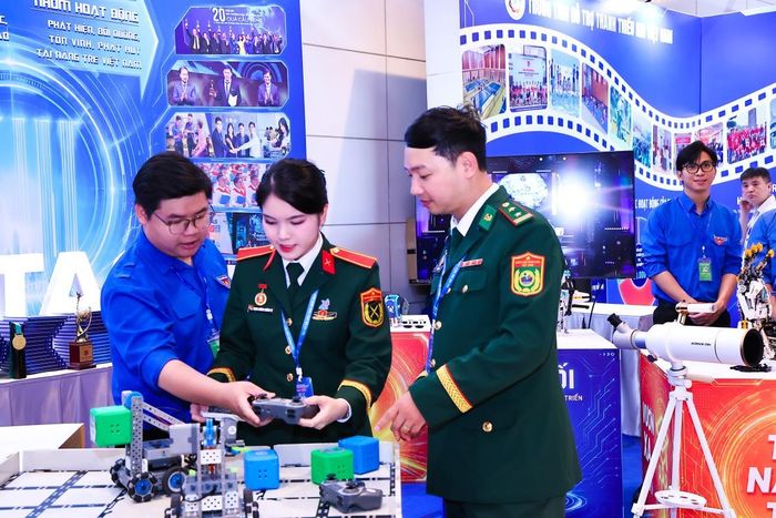 Đại biểu trải nghiệm các sản phẩm, ứng dụng khoa học, công nghệ và chuyển đổi số do tuổi trẻ Việt Nam nghiên cứu, sáng tạo. Ảnh: Chiến Khu
