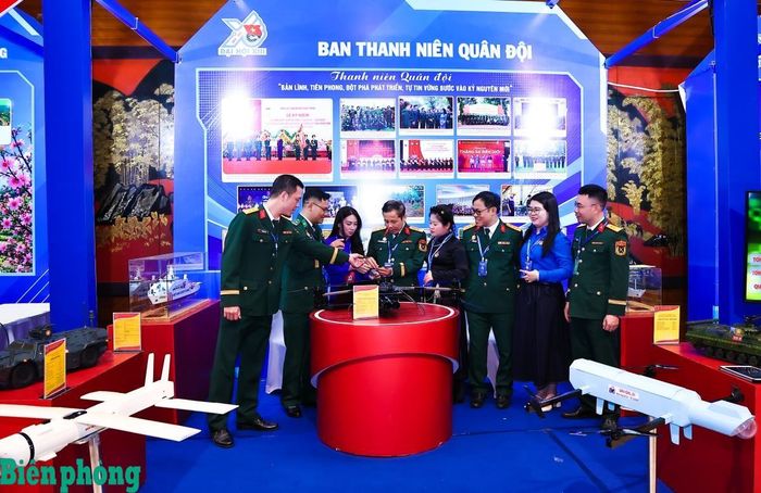 Các đại biểu tham quan khu vực trưng bày của tuổi trẻ Quân đội. Ảnh: Ngọc Lâm