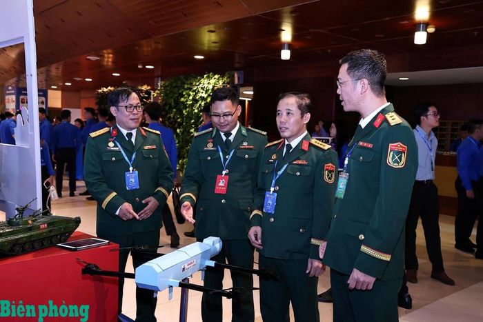 Các đại biểu tham quan các mô hình, sản phẩm sáng tạo và những thành tựu tiêu biểu của tuổi trẻ Việt Nam trong nhiệm kỳ qua. Ảnh: Chiến Khu