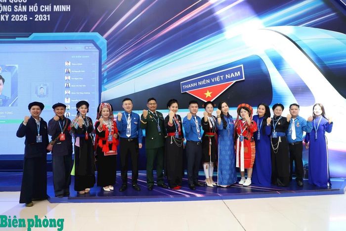 Các đại biểu chụp ảnh lưu niệm tại khu trưng bày triển lãm. Ảnh: Ngọc Lâm