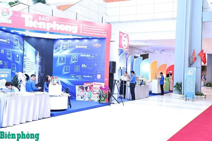 Khu trưng bày các ấn phẩm báo chí của tổ chức Đoàn tại triển lãm, giới thiệu những dấu ấn nổi bật trong công tác Đoàn và phong trào thanh thiếu nhi. Ảnh: Chiến Khu