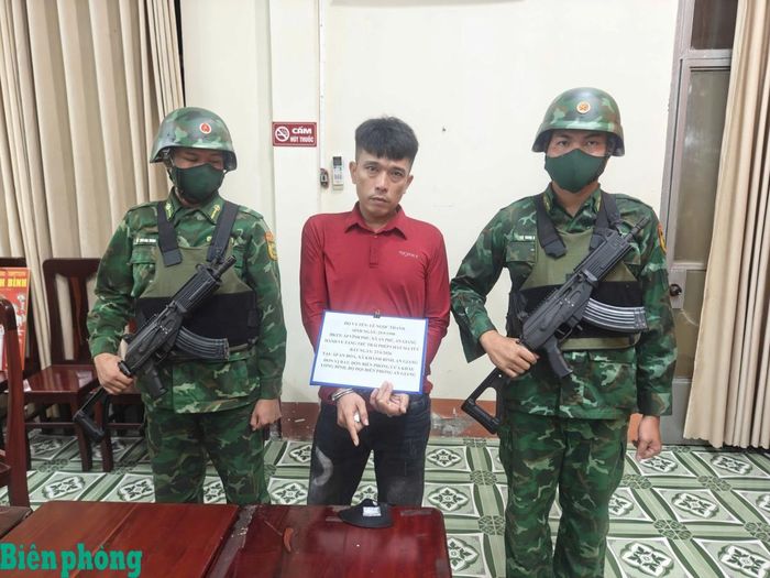 Đối tượng Lê Ngọc Thanh và tang vật ma túy. Ảnh: Tiến Vinh