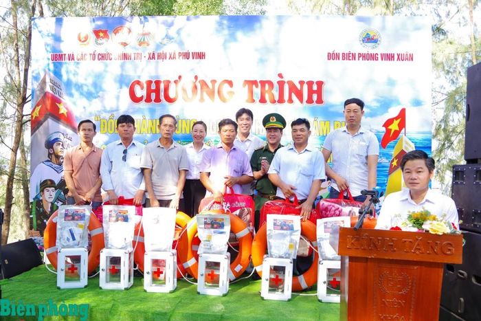 Đại tá Lê Hồng Tuyên, Phó Chính ủy Ban Chỉ huy Bộ đội Biên phòng thành phố Huế trao tủ thuốc y tế và các vật tư sơ cấp cứu, chăn ấm, áo phao cứu sinh cho bà con ngư dân. Ảnh: Hồng Minh
