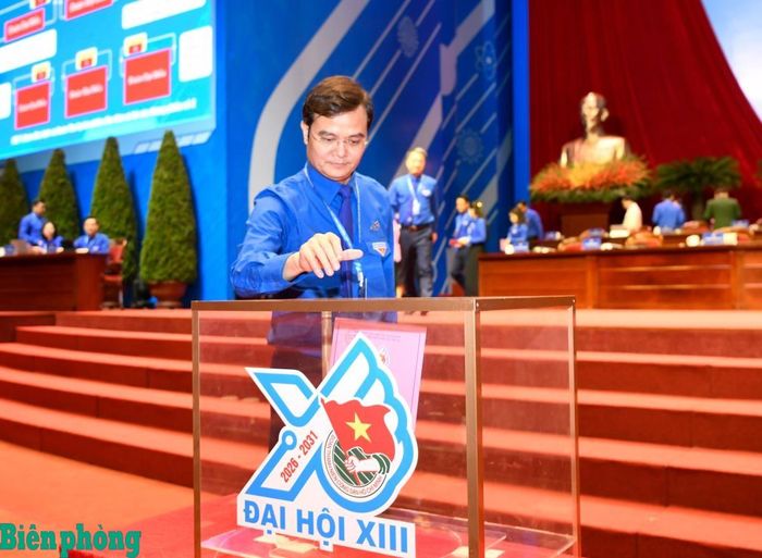 Các đồng chí trong Đoàn Chủ tịch bỏ phiếu bầu Ban Chấp hành Trung ương Đoàn Thanh niên Cộng sản Hồ Chí Minh khóa XIII, nhiệm kỳ 2026-2031. Ảnh: Ngọc Lâm