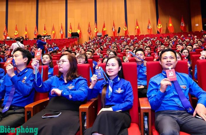 Đại biểu biểu quyết thông qua Đề án Ban Chấp hành Trung ương Đoàn khóa XIII. Ảnh: Chiến Khu