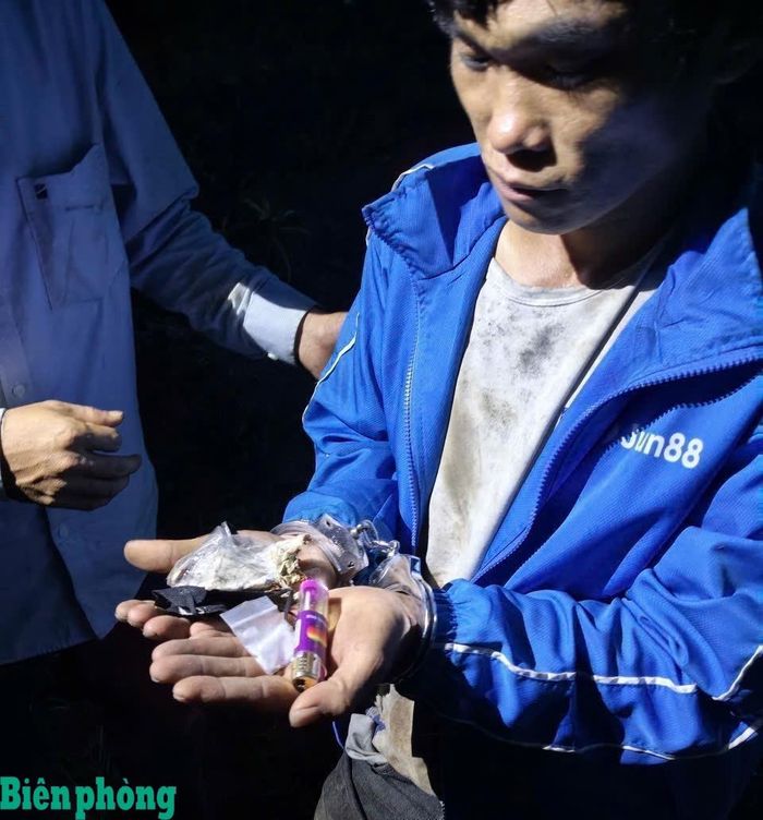 Đối tượng Đinh Văn Lúy khi bị bắt cùng tang vật. Ảnh: Thanh Bình