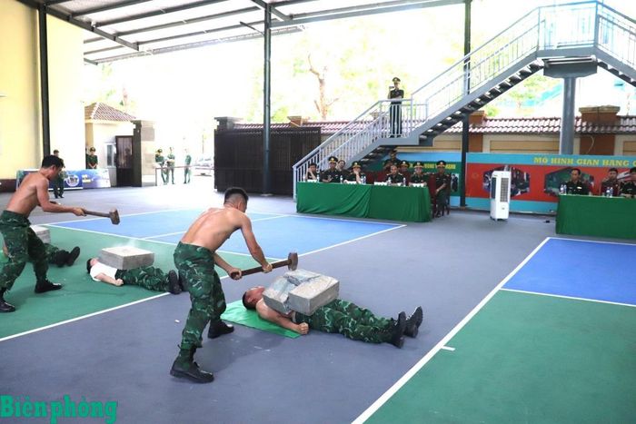 Kiểm tra công tác luyện tập võ thuật biểu diễn trong chương trình. Ảnh: Viết Lam