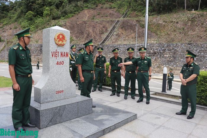 Kiểm tra công tác chuẩn bị tại khu vực mốc quốc giới. Ảnh: Viết Lam