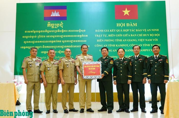 Đại tá Phạm Văn Thắng trao quà của Bộ đội Biên phòng tỉnh An Giang tặng đơn vị bạn. Ảnh: Tiến Vinh